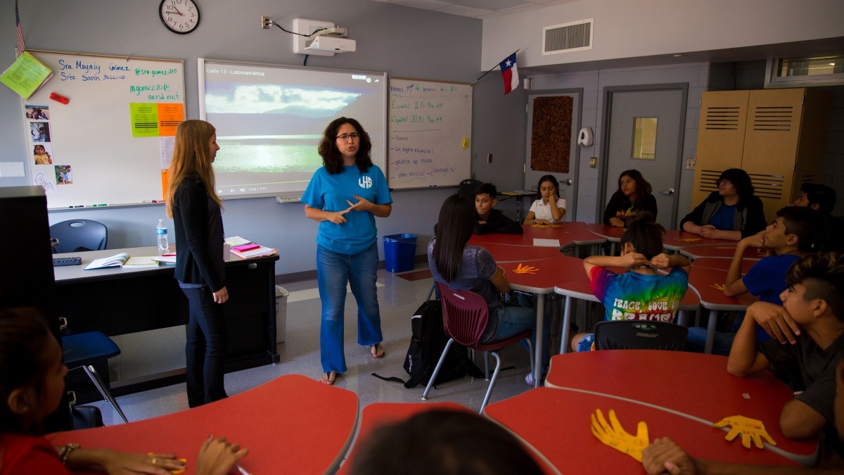 Trinity student talking to a group of elementary students